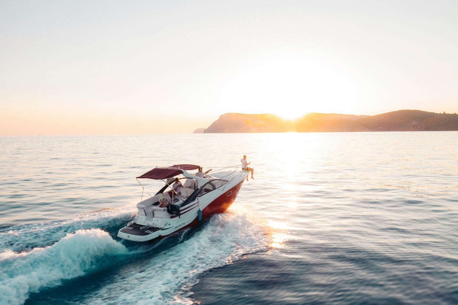 Motoryacht bei Sonnenuntergang vor der kroatischen Küste