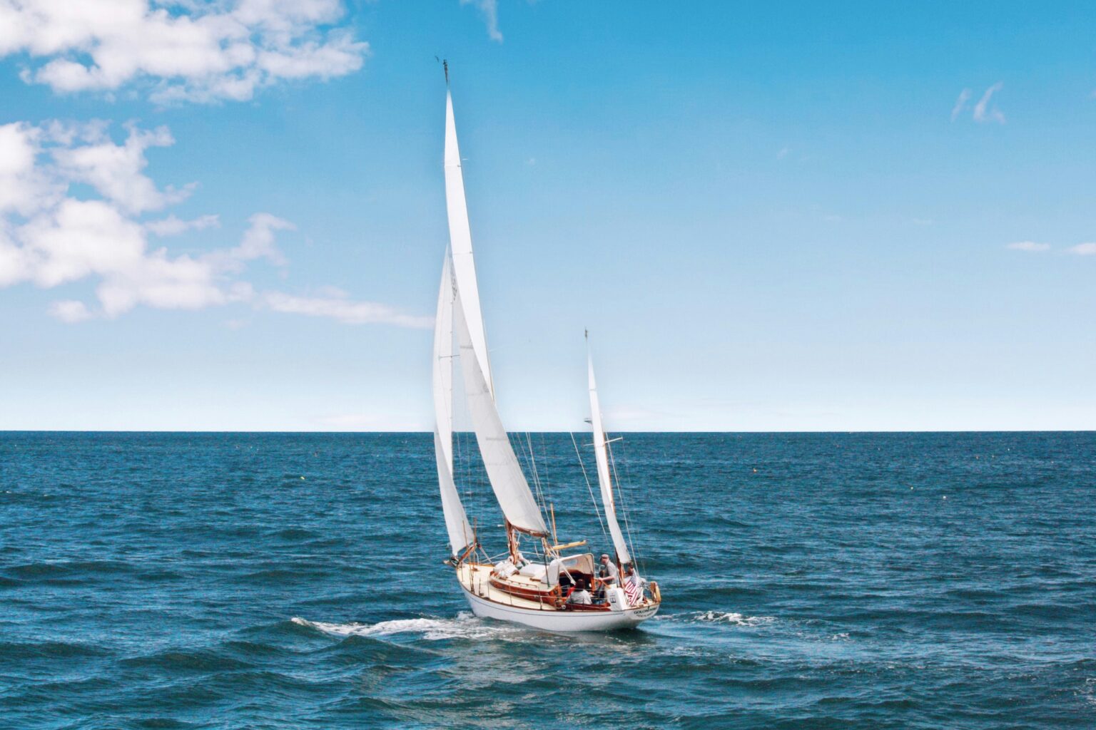 Klassische Segelyacht unter vollen Segeln auf der Adria