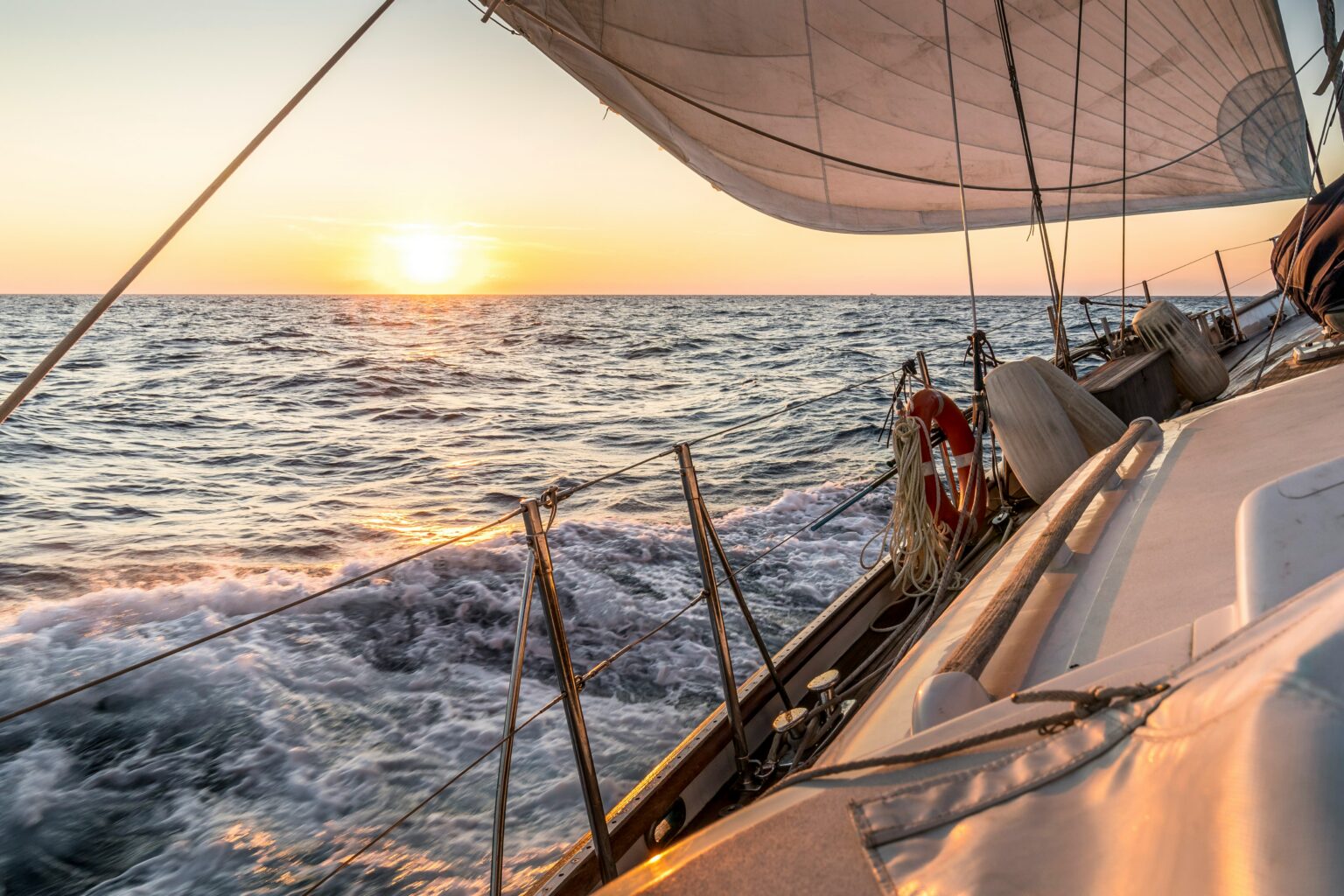 Blick vom Deck einer Segelyacht bei Sonnenuntergang
