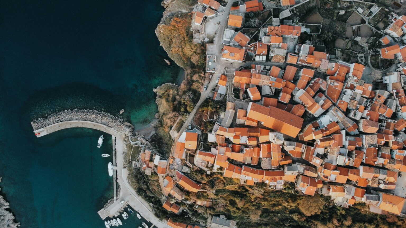 Kroatische Altstadt mit Hafen aus der Vogelperspektive