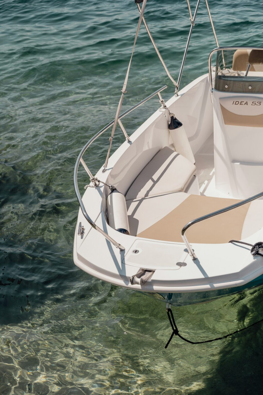 Modernes Motorboot im klaren Wasser vor der kroatischen Küste